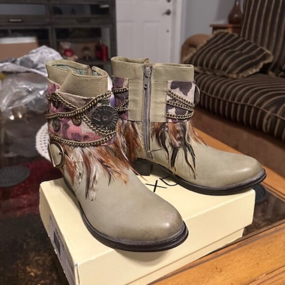 Boots - Picture 1 of 4